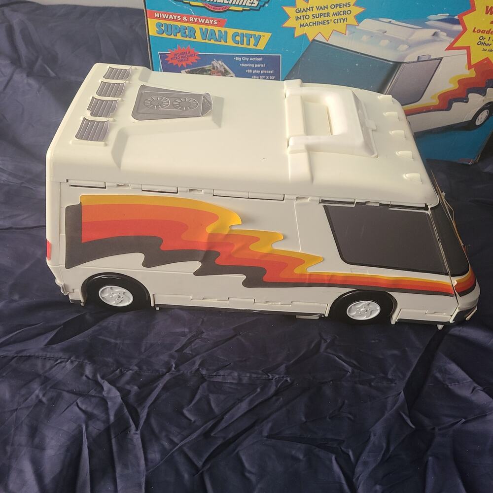 MICRO MACHINES Vintage SUPER CITY VAN CAMPER Playset 1991 with vehicles & people